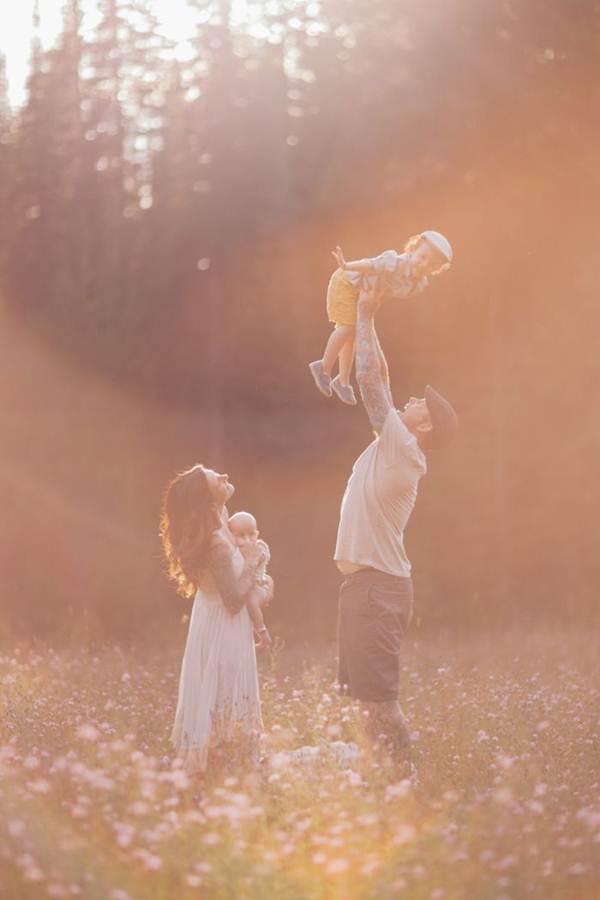 Hình ảnh cảm động: Hãy xem những hình ảnh cảm động về gia đình hạnh phúc để thấy được giá trị của gia đình trong cuộc sống. Đó cũng chính là cảm hứng để bạn tạo nên những kỷ niệm đáng nhớ cùng với gia đình của mình.