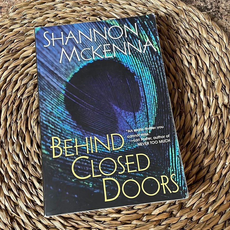 Sau những cánh cửa đóng kín - Nơi bí mật, tội ác và đam mê dần hé lộ (Shannon McKenna)
