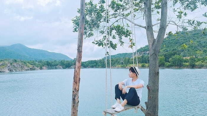 Đời anh hằn nỗi cô đơn