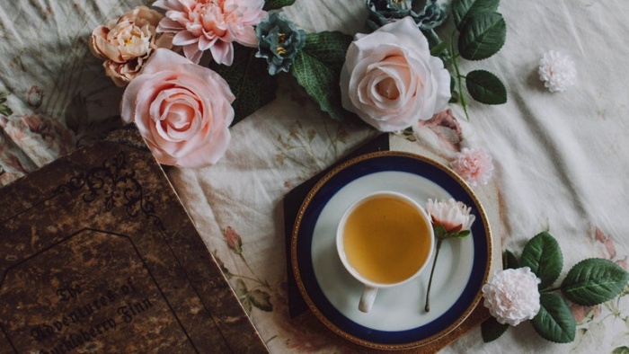 Em về nhấp ngụm trà và yêu mình anh nhé