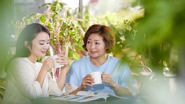 Mẹ chồng mang ra 4 cuốn sổ đỏ và đề nghị con dâu nghỉ việc