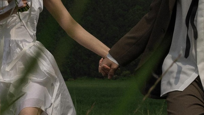 Giữa cơn say và vết thương cũ